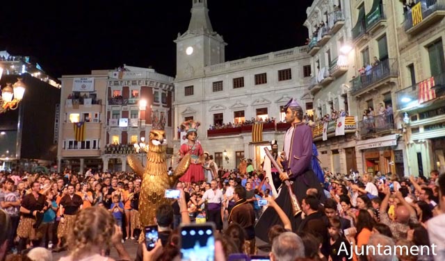 La Festa Major de Sant Pere a Reus és una celebració emblemàtica i esperada a la ciutat natal del famós arquitecte Antoni Gaudí, situada a la província de Tarragona