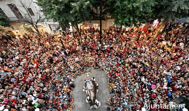 Un dels elements més destacats de la Festa Major són els correfocs, una tradició pirotècnica que encén els carrers de Mataró amb els seus diables, bèsties de foc i colla de diables