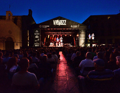 Cada estiu, la ciutat de Vilafranca del Penedès es converteix en l’escenari perfecte per gaudir d’una combinació única de bon vi, cava i jazz de primer nivell gràcies al Festival Vijazz Vilafranca.