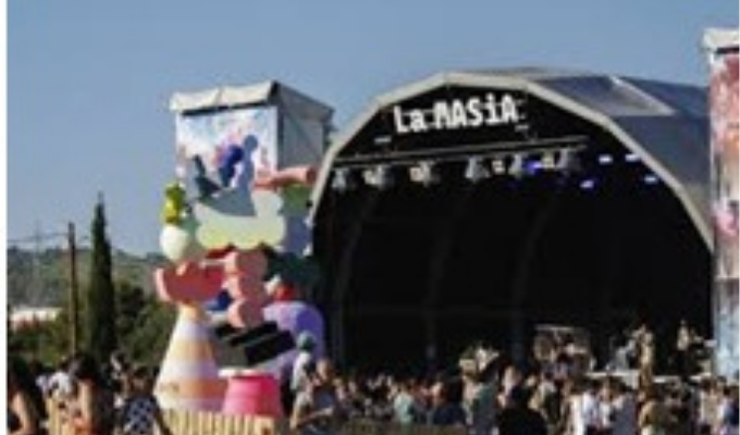 El Festival Vida és un dels festivals de música més estimats i singulars de Catalunya, celebrat cada estiu a Vilanova i la Geltrú, en un entorn natural incomparable: la Masia d’en Cabanyes.