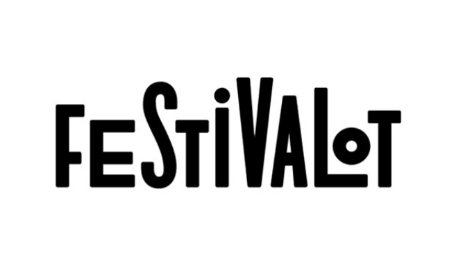 Famílies i infants gaudint d’un concert al Festivalot de Girona, festival de música en família