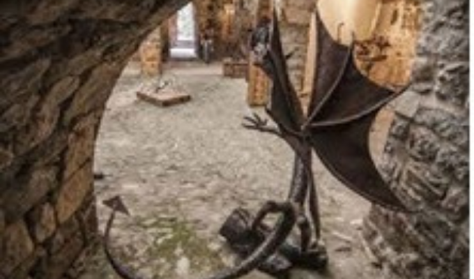 Forjadors treballant el ferro roent a Besalú